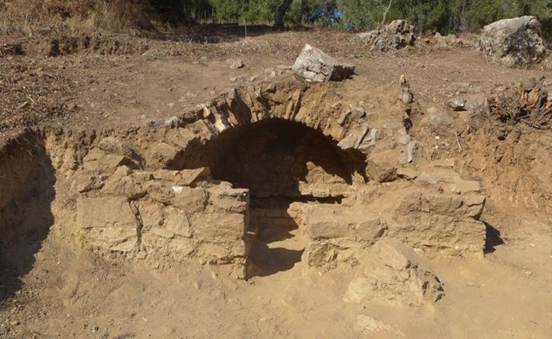 İzmir Metropolis Antik Kent'inde 'oda mezarlar' bulundu