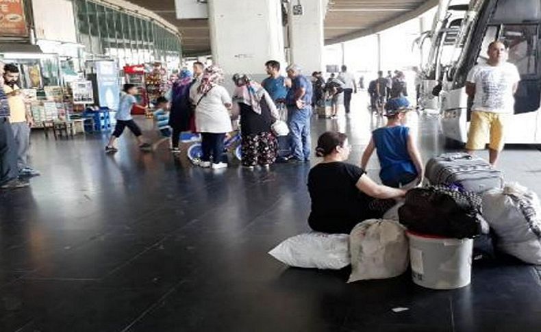 İzmir Otogarı'nda bayram dönüşü yoğunluğu
