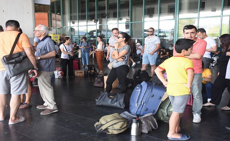 İzmir otogarında dönüş yoğunluğu