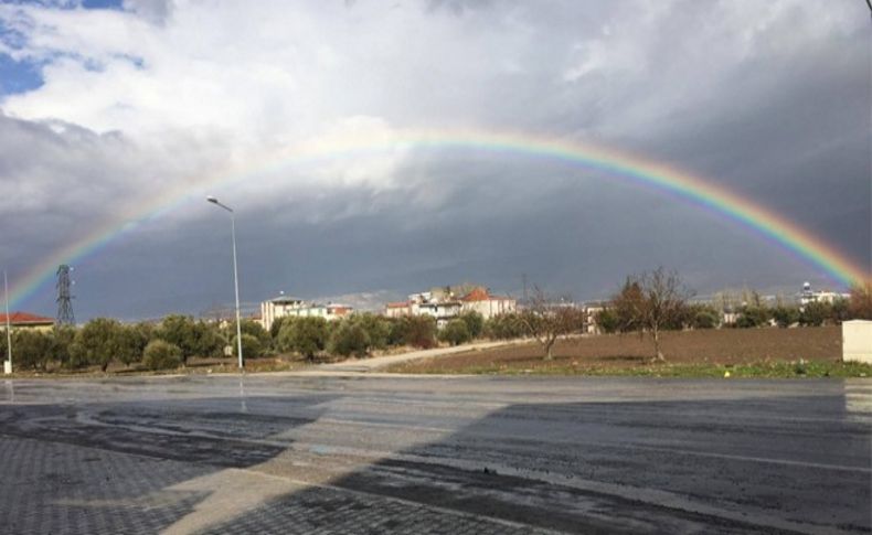 İzmir semaları gökkuşağıyla renklendi