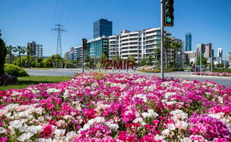 İzmir halkını çiçeklerle bekliyor