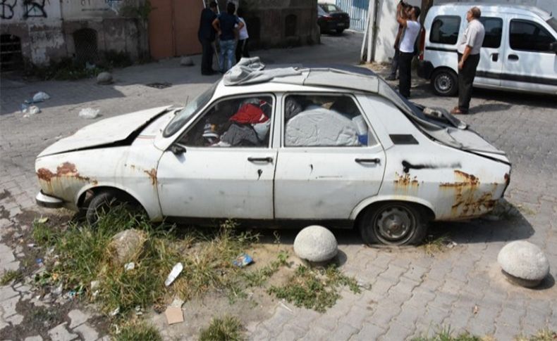 İzmir sokaklarında hurda araç tehlikesi