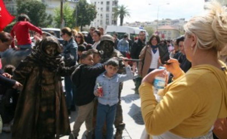 İzmir sokaklarında Kurtuluş Savaşı destanı