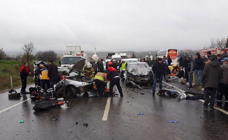 İzmir-Uşak karayolunda katliam gibi kaza: 3 ölü, 3 yaralı