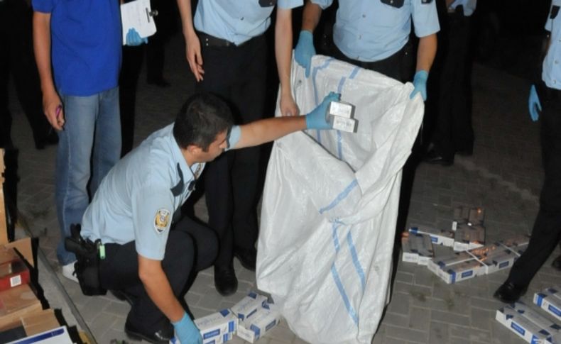 İzmir’de 11 bin paket kaçak sigara ele geçirildi; 5 kişi gözaltında