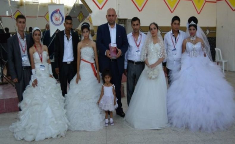 İzmir'de 22 çifte toplu nikah kıyıldı
