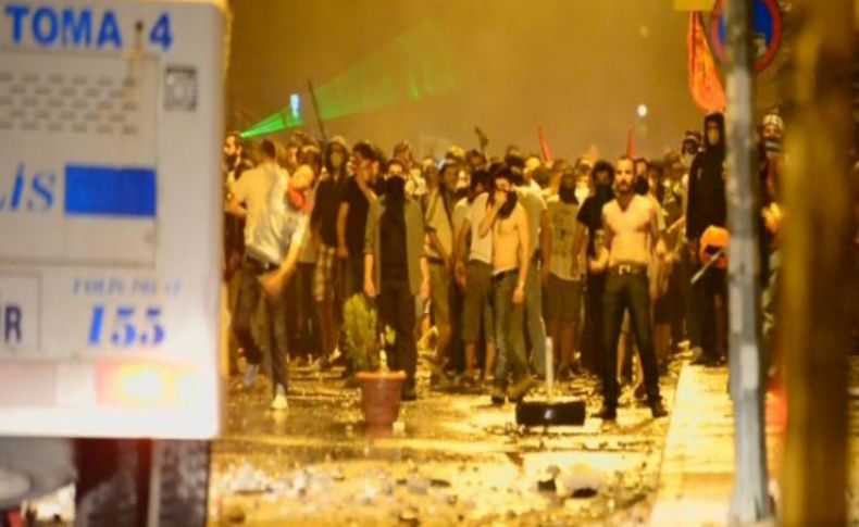 İzmir'de eylemcilerden polise ağır tahrik