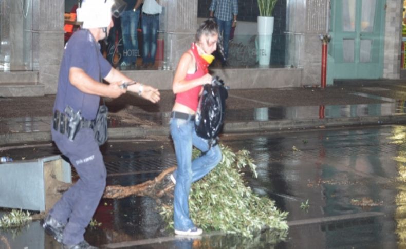 İzmir'de izinsiz gösteriye polis müdahalesi