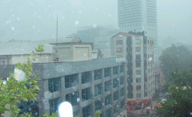 İzmir’de sağanak yağmur havayı erkenden kararttı