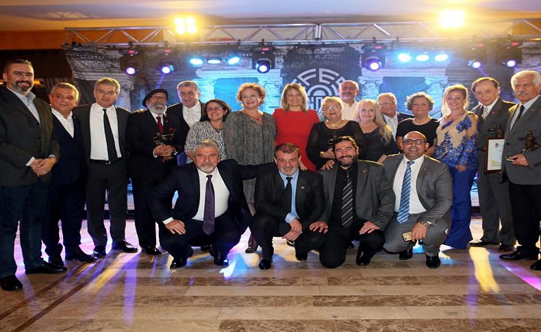 İzmirli gazeteciler baloda buluştu