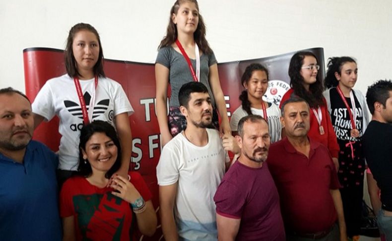 İzmirli Mihrinur güreşte zirvede