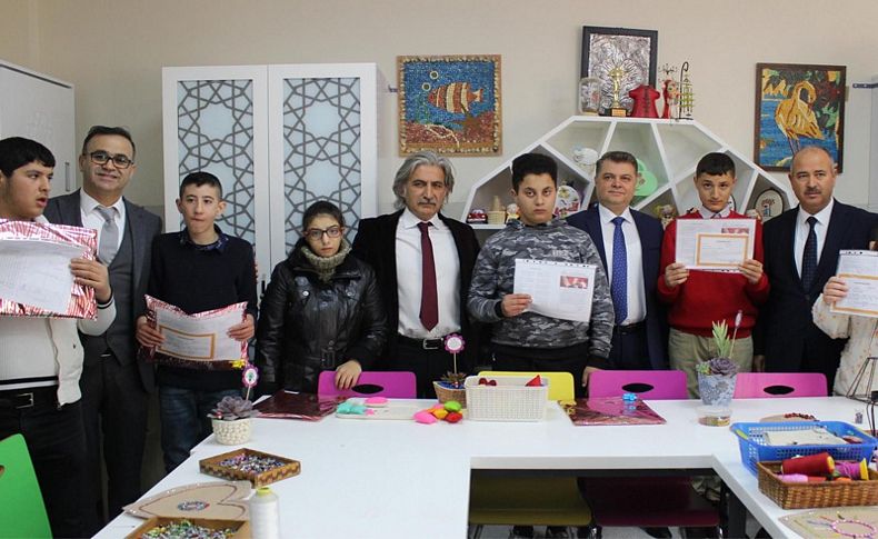 İzmirli özel eğitim öğrencileri karnelerini aldı