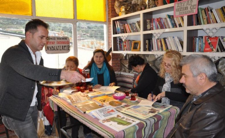 Burada kitap okuyana çay bedava