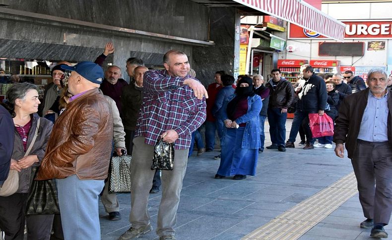 İzmirliler kolonya alabilmek için saatlerce bekledi