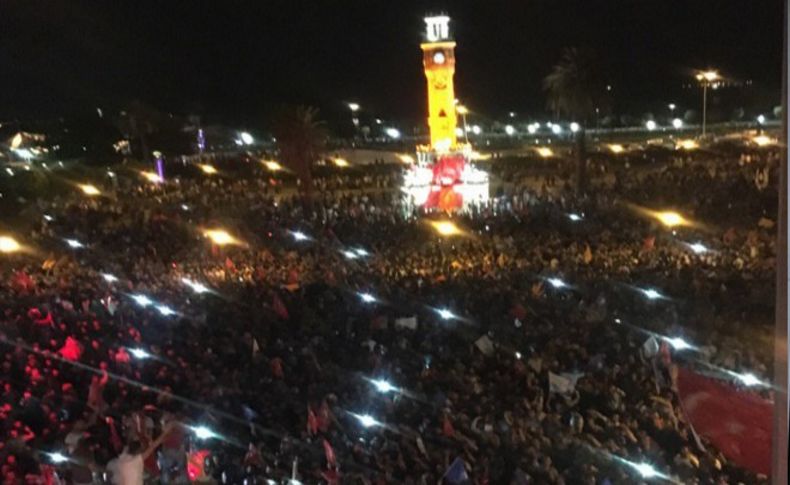 İzmirliler Konak Meydanı'na akın etti