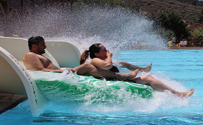 İzmirliler su parkı ve lunaparkta eğlendi