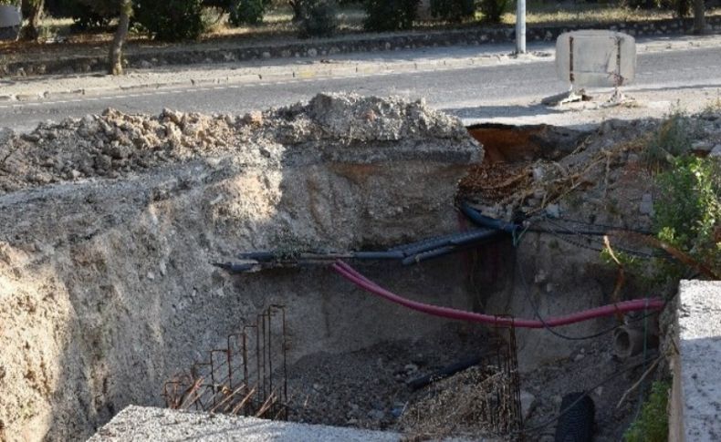 İZSU'nun cadde üzerinde açtığı çukur tehlike saçıyor