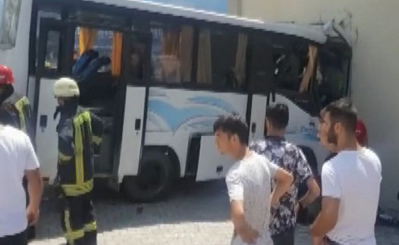 Jandarma servisi kaza yaptı: 17 asker yaralı