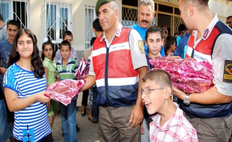 Jandarma ve polis bin 600 paket kırtasiye yardımında bulundu