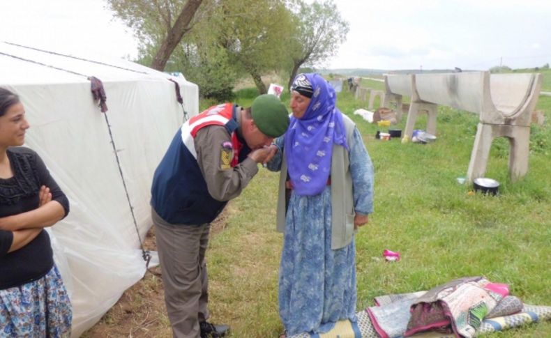 Jandarmadan annelere karanfil ve çiçek