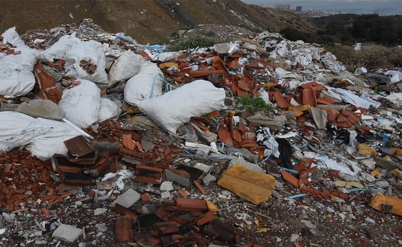 Kaçak moloz dökülen alanda asbeste rastlandı