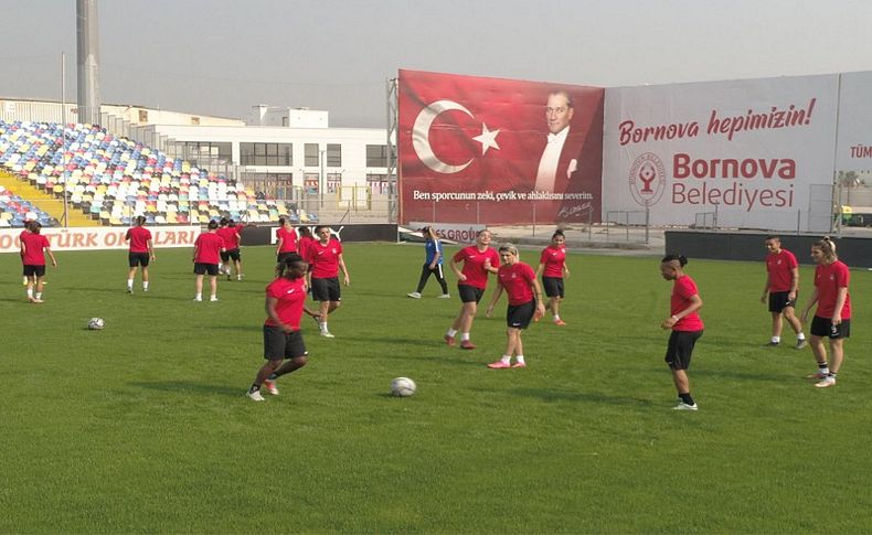 Kadın futbolculardan şiddete tepki