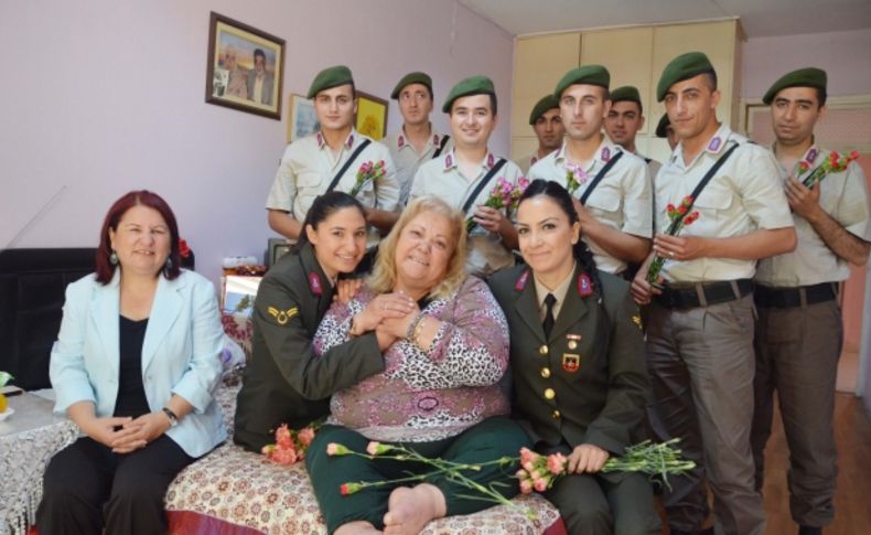 Kadın jandarmalardan huzur evine ziyaret