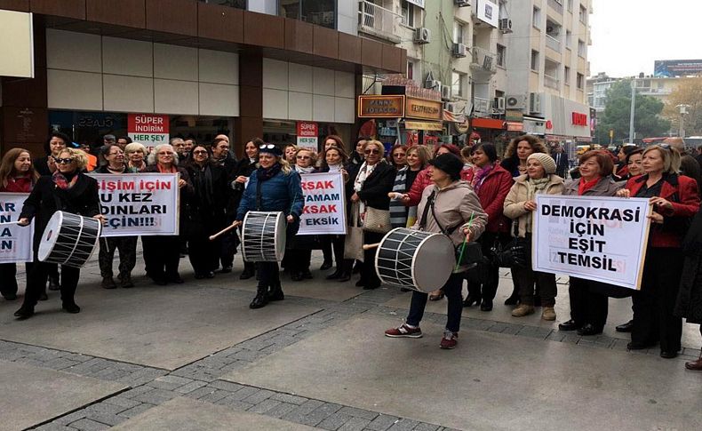 Kadınlar eşit temsil için davul çaldı