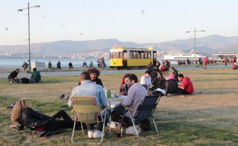 Kafe ve restoranlar kapandı, vatandaş sahile koştu