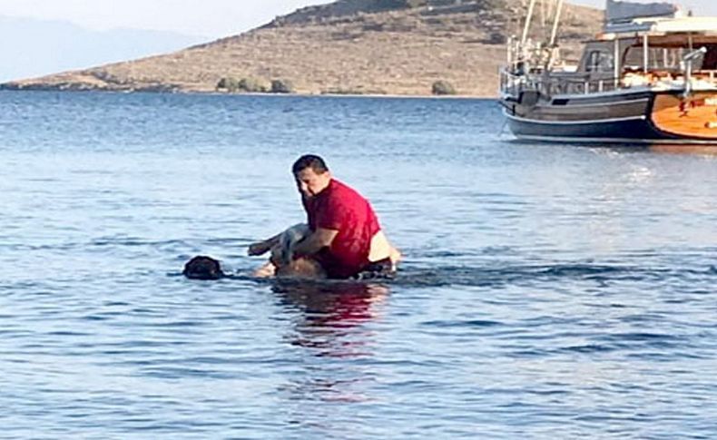 Kahraman başkan... Boğulmak üzere olan kadını kurtardı