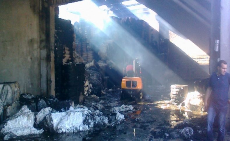 Kahramanmaraş'ta bin ton kapasiteli pamuk deposu yandı