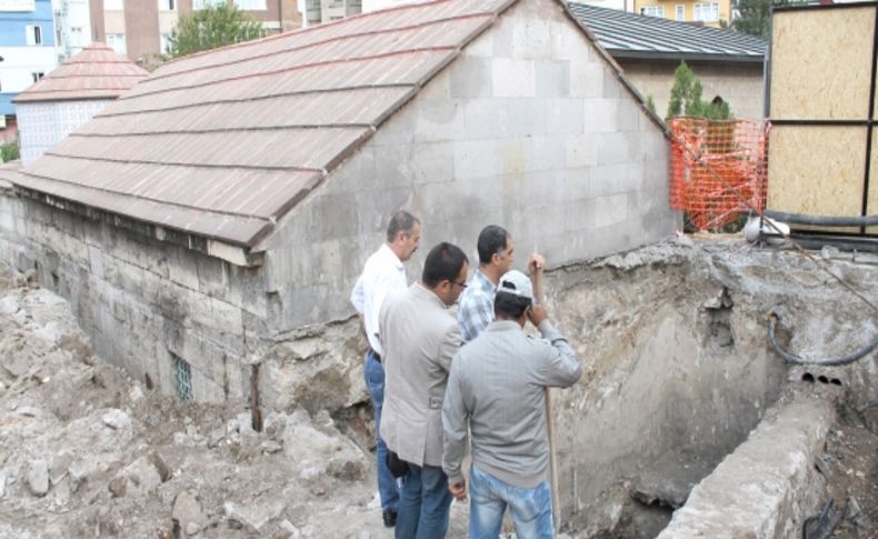 Kaldırım altından bina kalıntısı çıktı