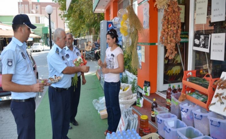 Kaldırım işgali yapan esnafa zabıtadan çiçekli uyarı