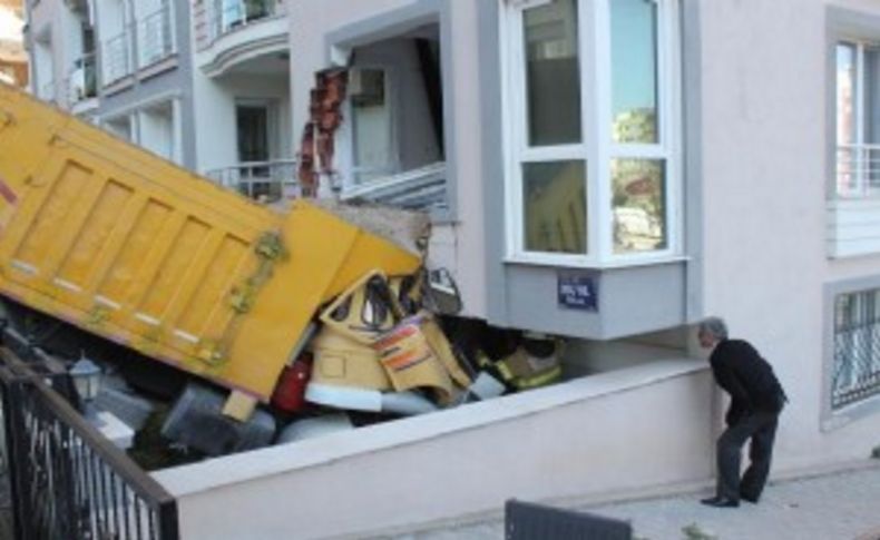 Kamyon apartmana girdi, şoför öldü
