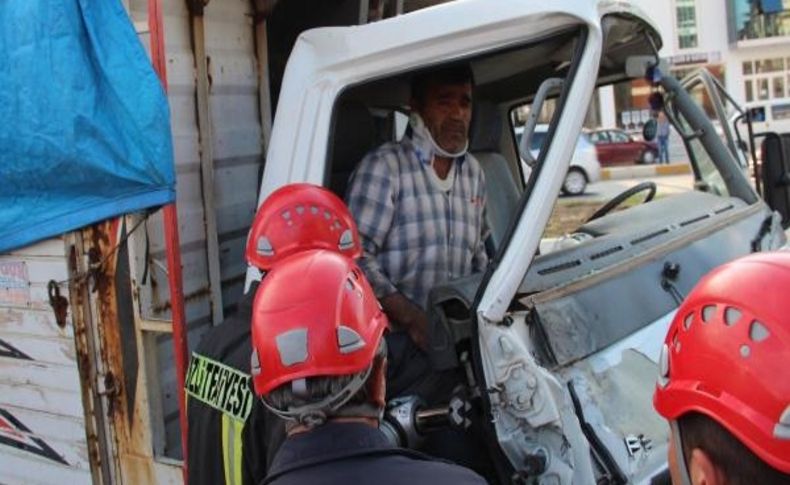 Kamyonet, Tir'a Arkadan Çarpti: 1 Yarali