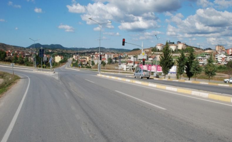 Kandıralılar, kazaların yaşandığı kavşakta bölünmüş yol istiyor