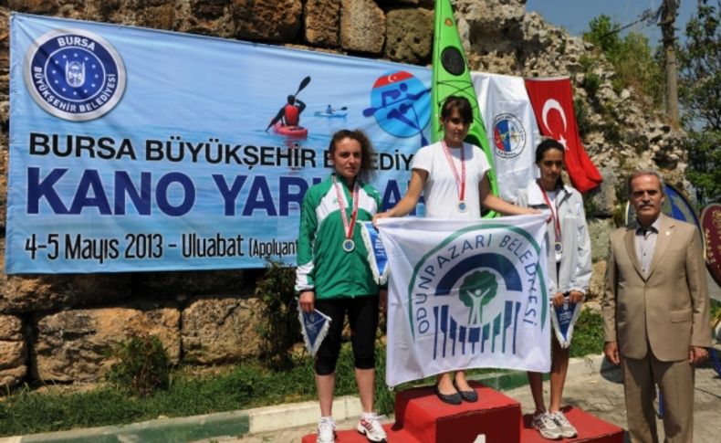 Kano yarışlarında kupa sevinci