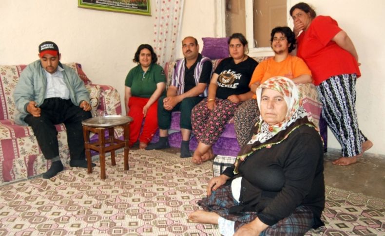 Kanser hastası anne, iki göz odada 6 zihinsel engelli çocuğuna bakıyor
