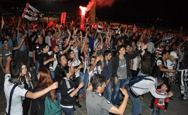 Beşiktaş İzmir'de şampiyonluğu kutladı