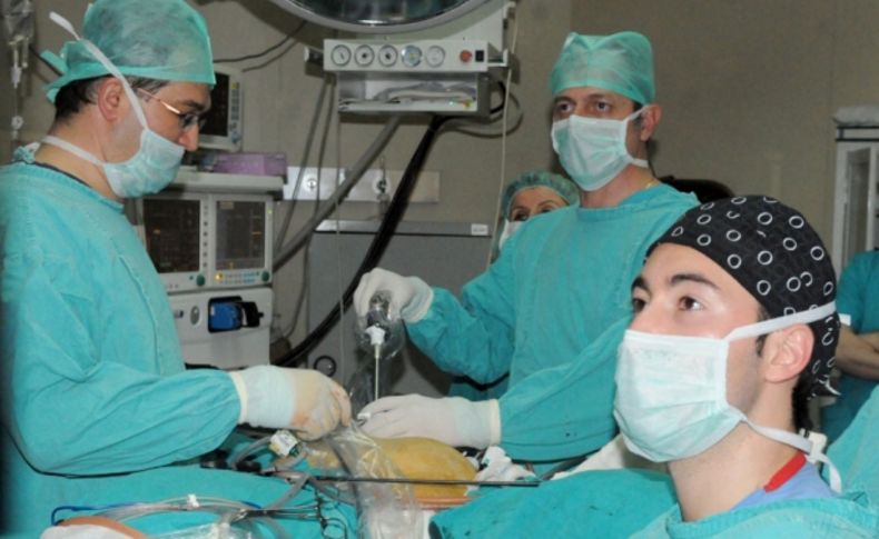 Kapalı yöntemle rahim ameliyatını 50 uzman canlı yayında izledi