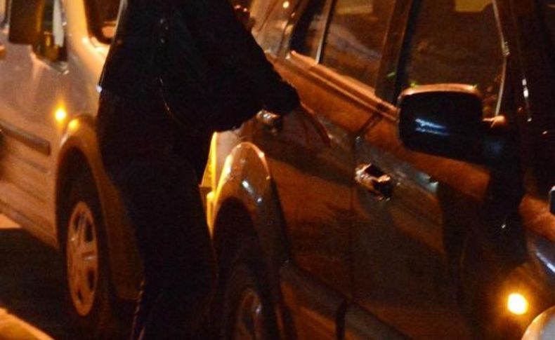 Kapkaçci Çantasini Vermeyen Kadini Yerde Sürükledi