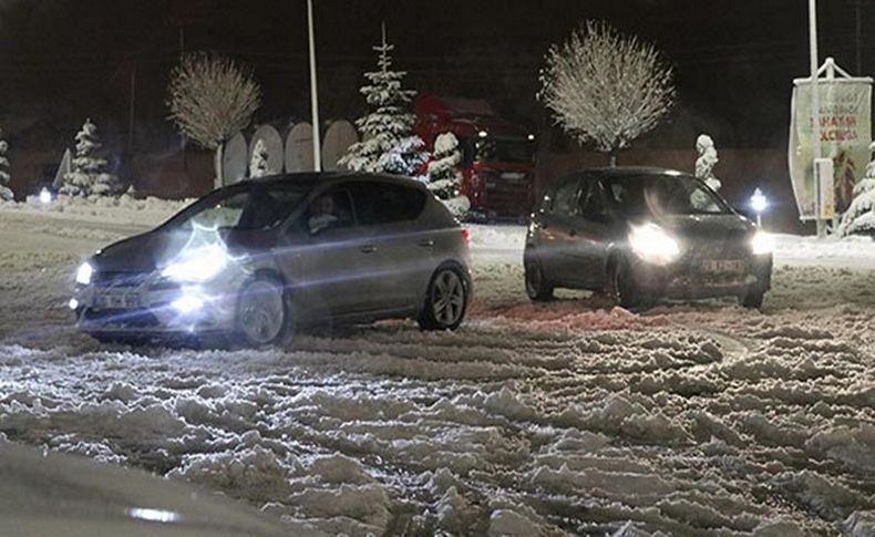 Kar yağışına aldırmadılar! Denizli'de tehlikeli anlar