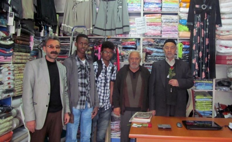 Kara kıtanın gülleri Hınıs'ta gül dağıttı