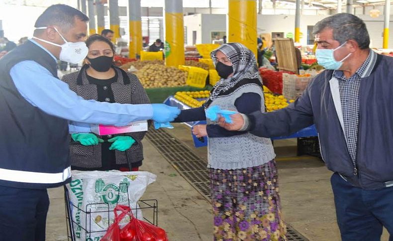 Karabağlar Belediyesi maske ve eldiven dağıttı