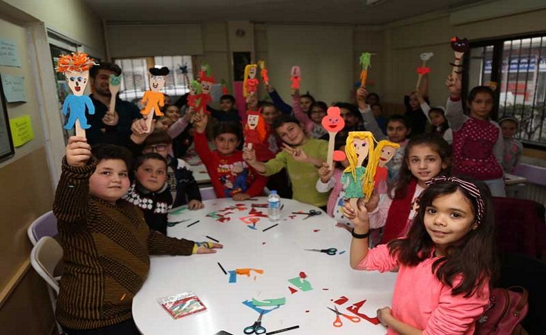 Karabağlar Belediyesi’nden çocuklara karne hediyesi