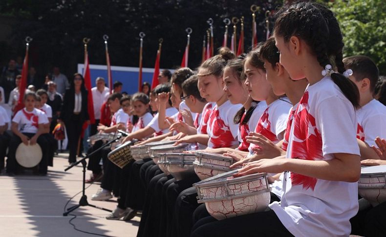 Karabağlar'da 23 Nisan coşkuyla kutlandı