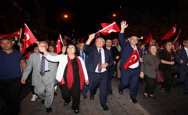 Karabağlar'da 29 Ekim coşkusu sokaklara taştı