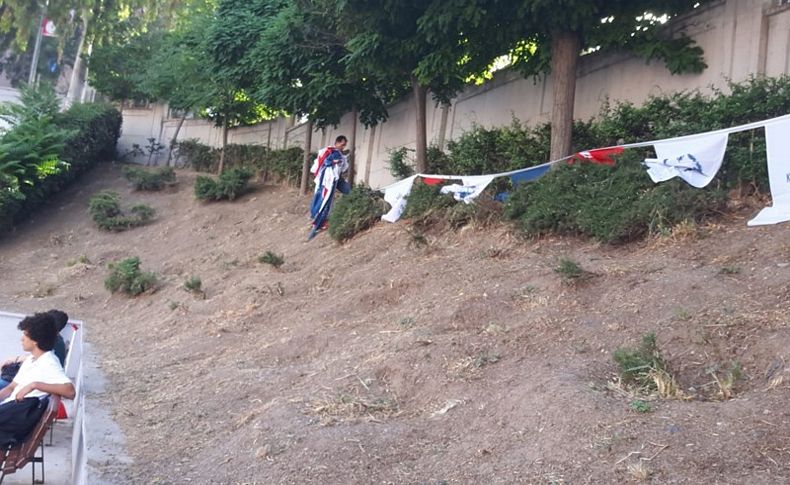 Karabağlar'da bayraklar toplatıldı, başkan tören alanını terk etti