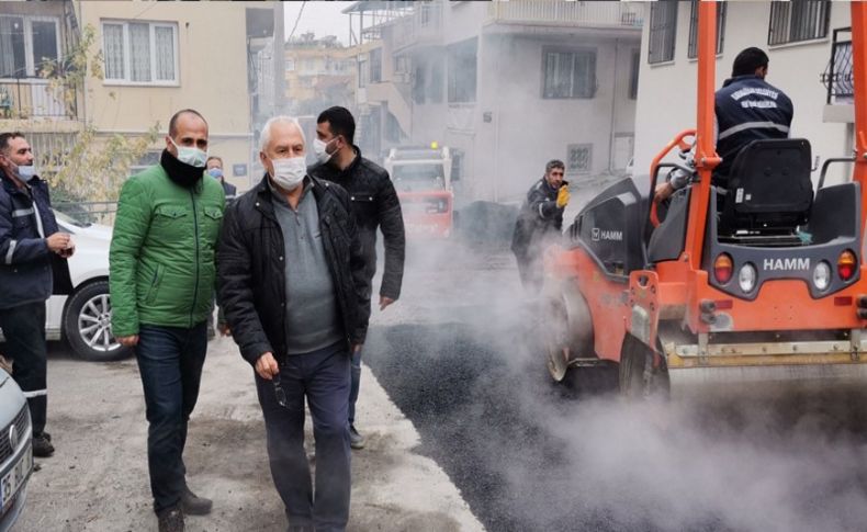 Karabağlar'da boş sokaklarda asfalt atağı