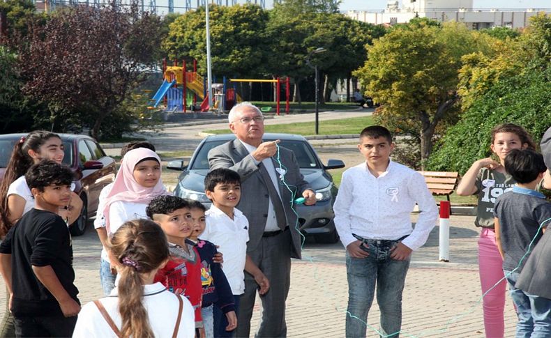 Karabağlar'da çocuklar hayallerini uçurtmalara yüklediler